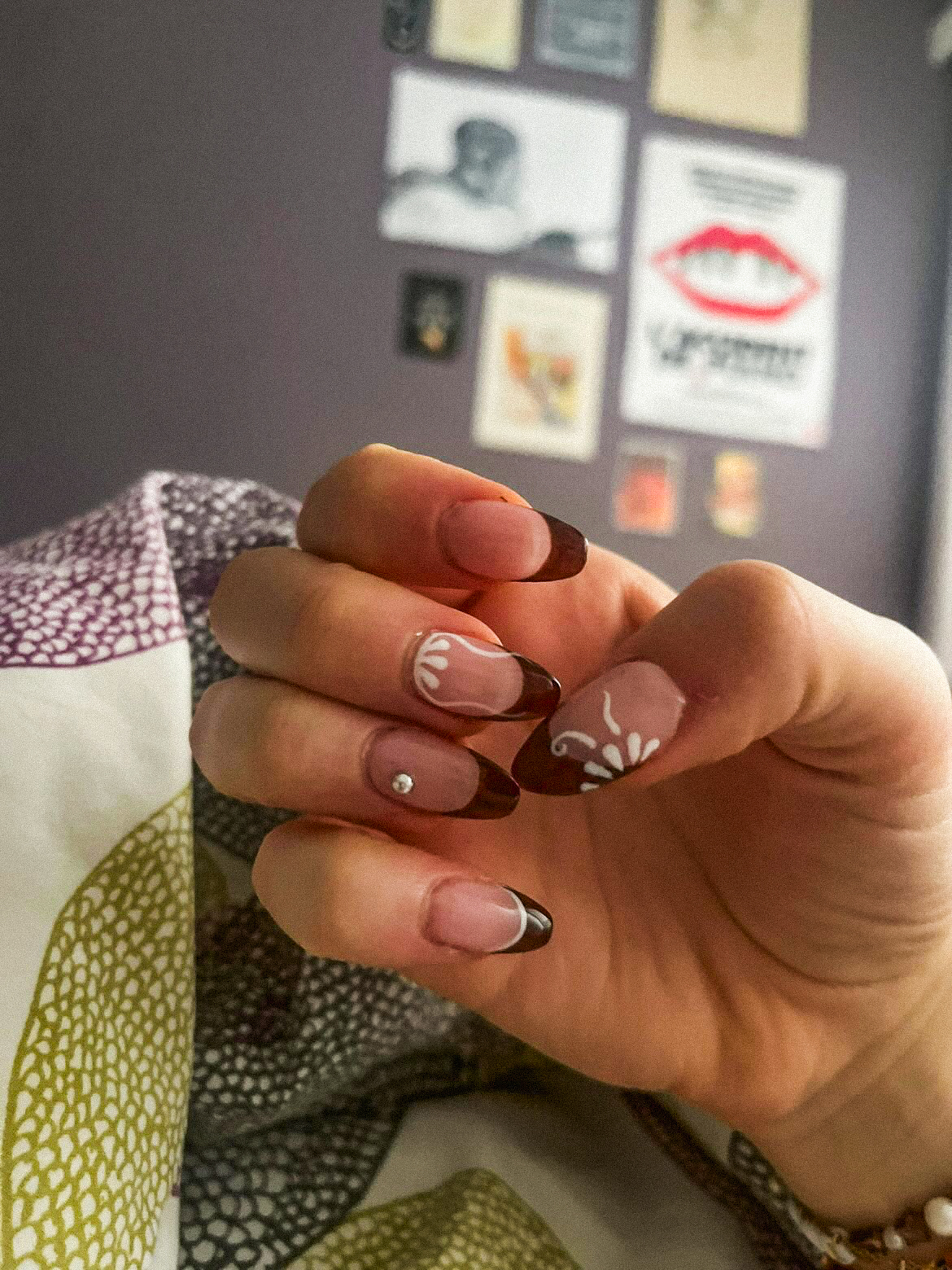 Nail art marron et blanc réalisé par Mdbs Nails