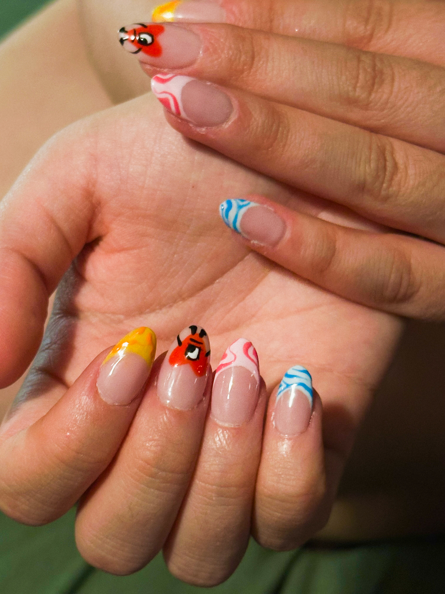 Nail art coloré et motifs personnalisés réalisés par Mdbs Nails