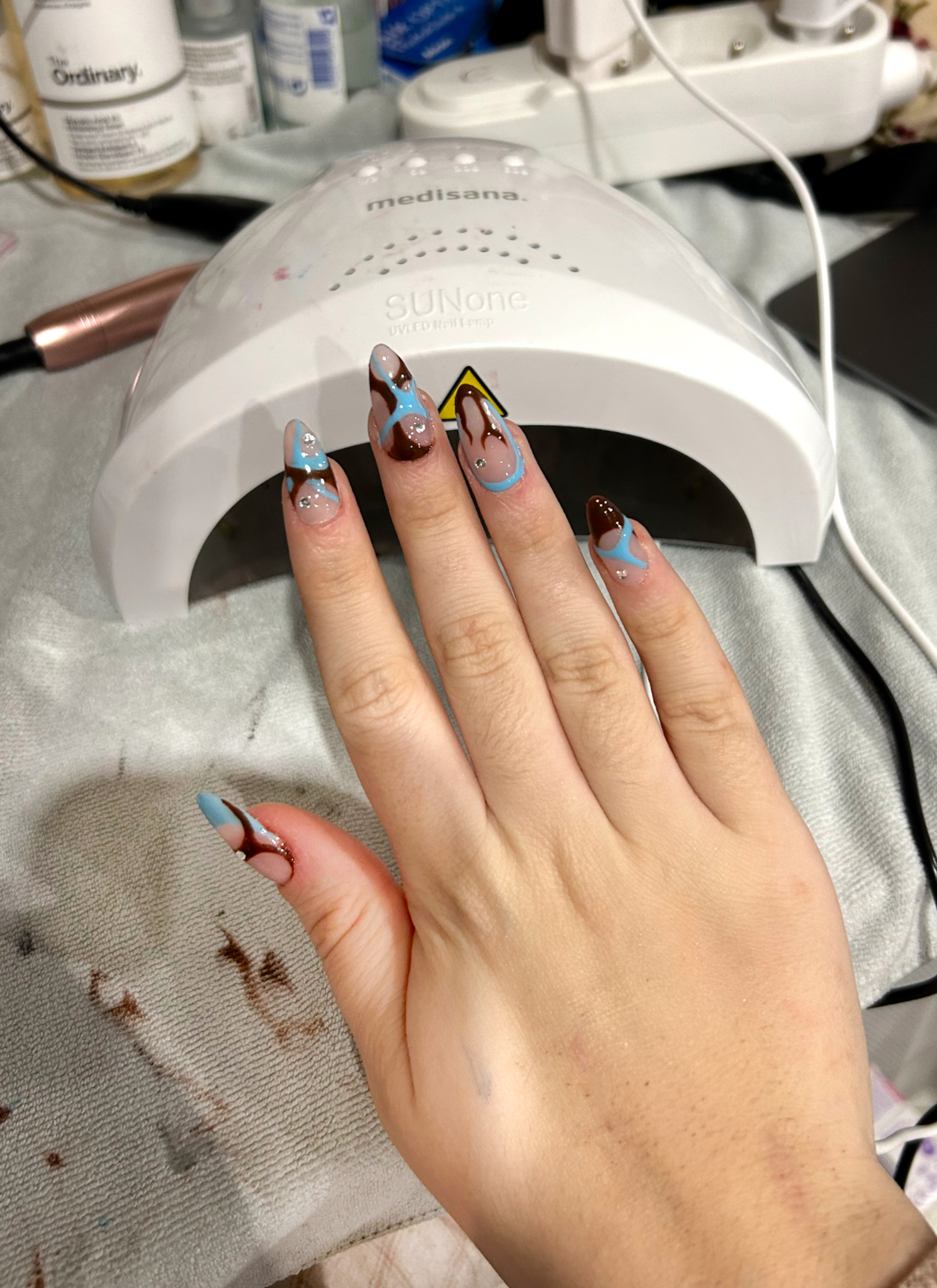 Nail art marron et bleu réalisé par Mdbs Nails