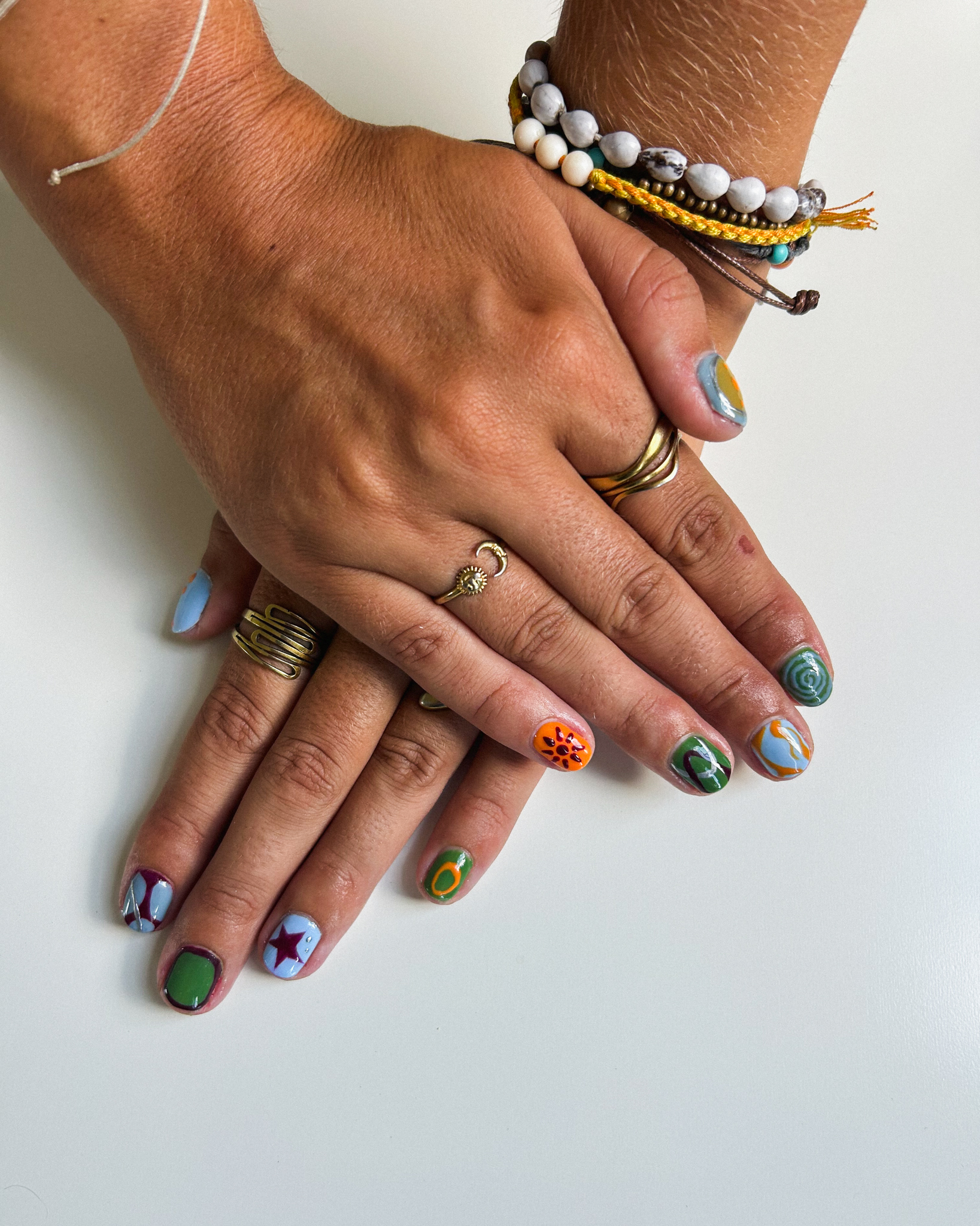 Pose d'ongles multicolore réalisée par Mdbs Nails