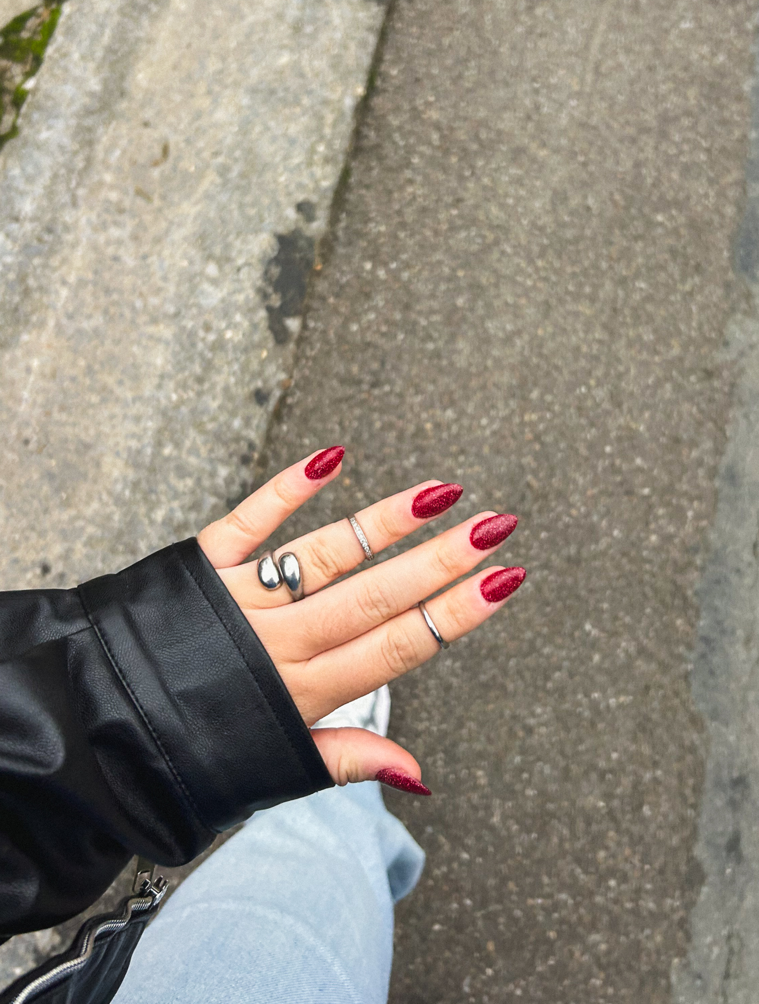 Pose d'ongles rouge pailletée réalisée par Mdbs Nails